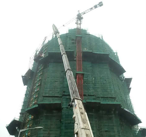 文圣吊车在工地上作业